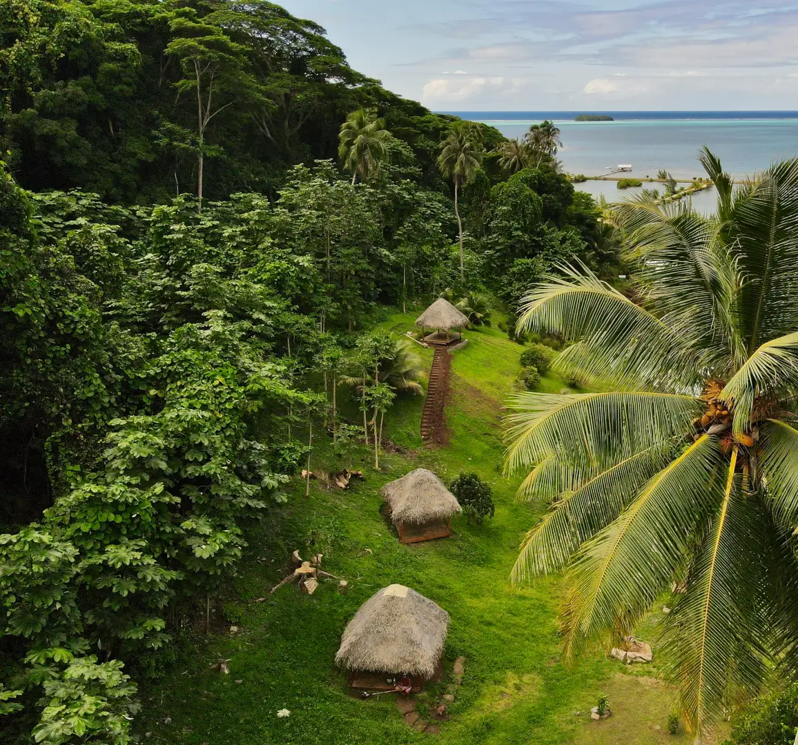 Personnes profitant d'une activité de plein air à Tahaa Fare Hau Camp