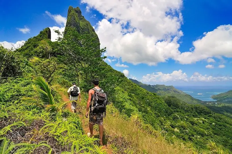 Grimpeur sur une paroi rocheuse à Tahaa